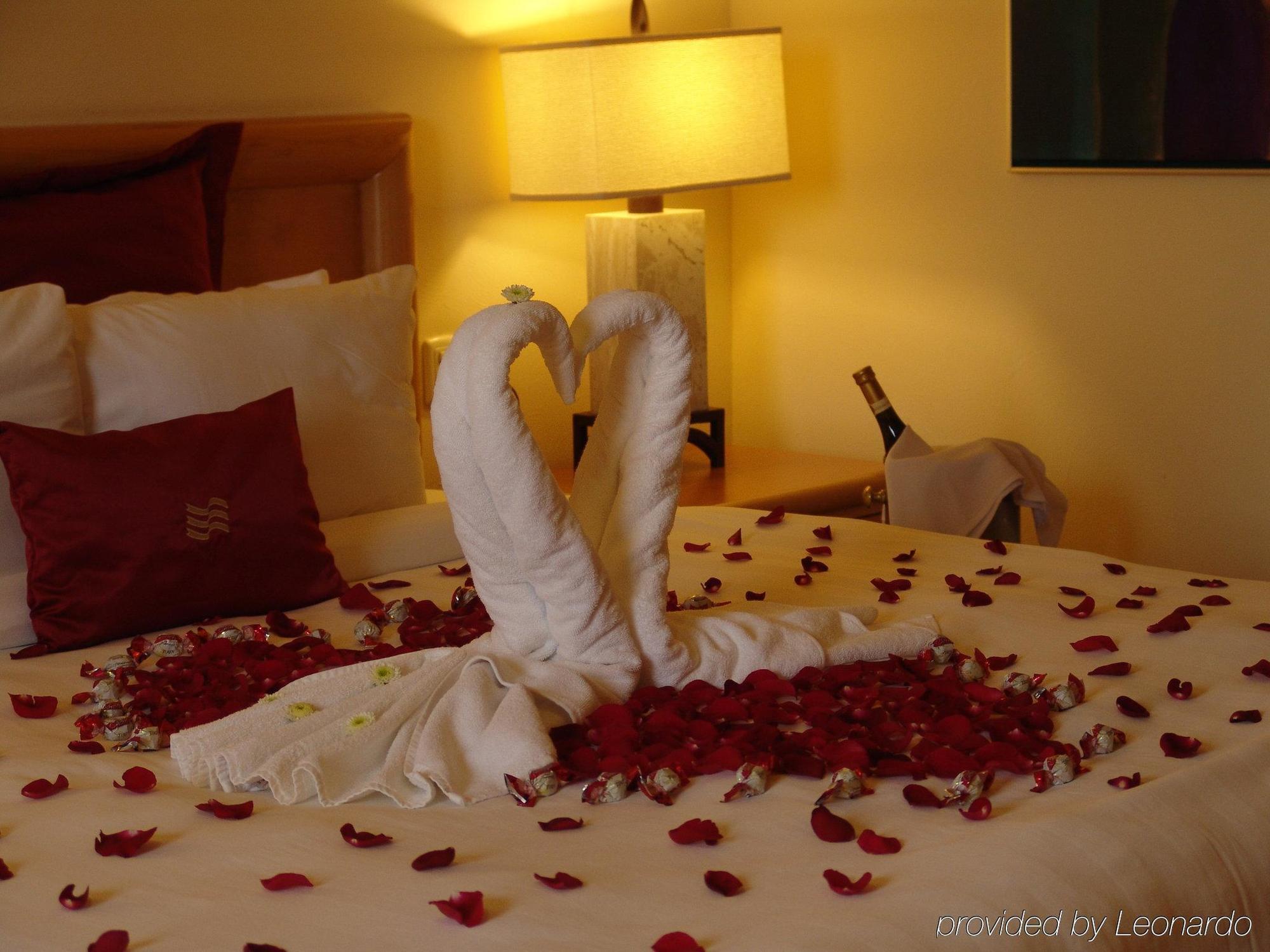 Gamma By Fiesta Americ Xalapa Nubara Cameră foto A bed decorated for a romantic night