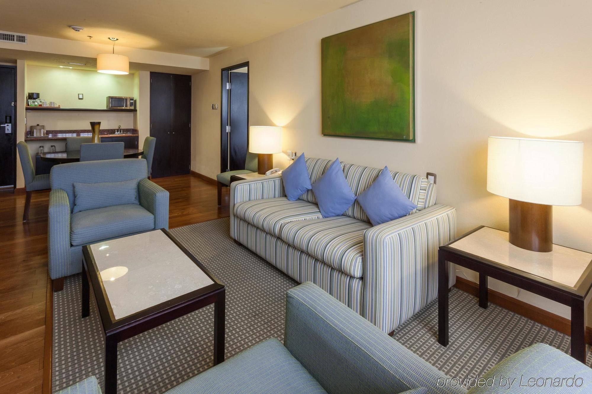 Gamma By Fiesta Americ Xalapa Nubara Exterior foto A living room in a suite at the hotel